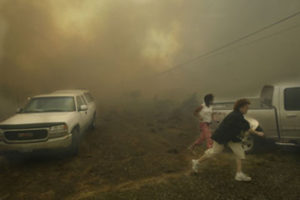 Cathleen Allison/Nevada Appeal Los residentes de Pleasant Valley luchan por escapar mientras el incendio Andrew invade el extremo sur de Neilson Road por la tarde.